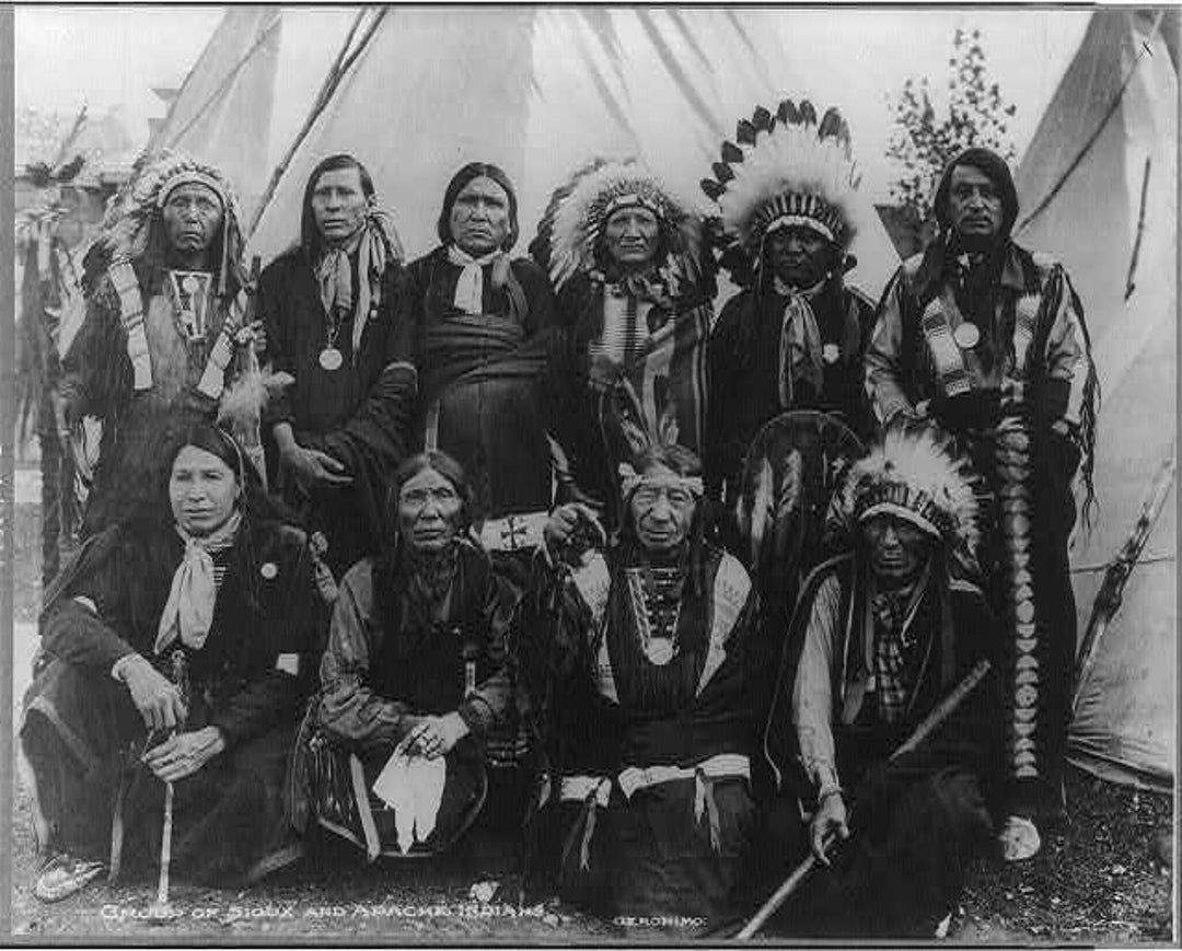 8 x 10インチの写真グループ（ワシントン DC のスー族とアパッチ族