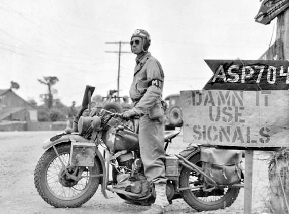 ハーレーダビッドソン WLA バイクに乗ったアメリカ軍警察 8 x 10 写真