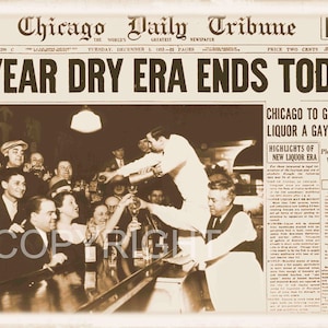 Puede incluir: Una fotografía en blanco y negro de un titular de periódico que dice "14-YEAR DRY ERA ENDS TODAY". La foto muestra a un grupo de personas celebrando en un bar con un barman que sirve una bebida a un cliente. El artículo del periódico trata sobre el fin de la prohibición en Chicago.