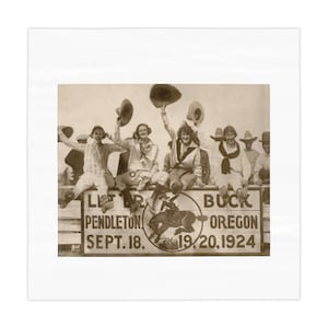 Pode incluir: Uma fotografia a preto e branco de um grupo de mulheres a usar chapéus de cowboy e sentadas numa plataforma de madeira. A plataforma tem um sinal que diz "Let 'er Buck Pendleton Oregon Sept. 18. 19, 20, 1924".