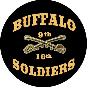 Pode incluir: Um círculo preto com as palavras "BUFFALO 9th 10th SOLDIERS" em texto amarelo. Duas espadas douradas cruzadas estão no centro do círculo.