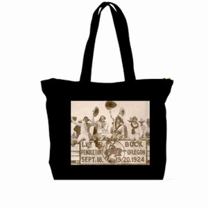 Può includere: Borsa tote in tela nera con una foto vintage di donne con cappelli da cowboy al Pendleton Round-Up del 1924. Il testo sulla foto recita "Pendleton Sept. 18. Buck Oregon 19, 20, 1924".