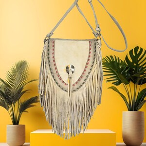 Hopi Supai Handtasche Purse Ein speerkopfförmiges Design mit einem Messingconcho vorne, verdrehte Handschnürung an der Frontklappe in Kontrastfarbe.