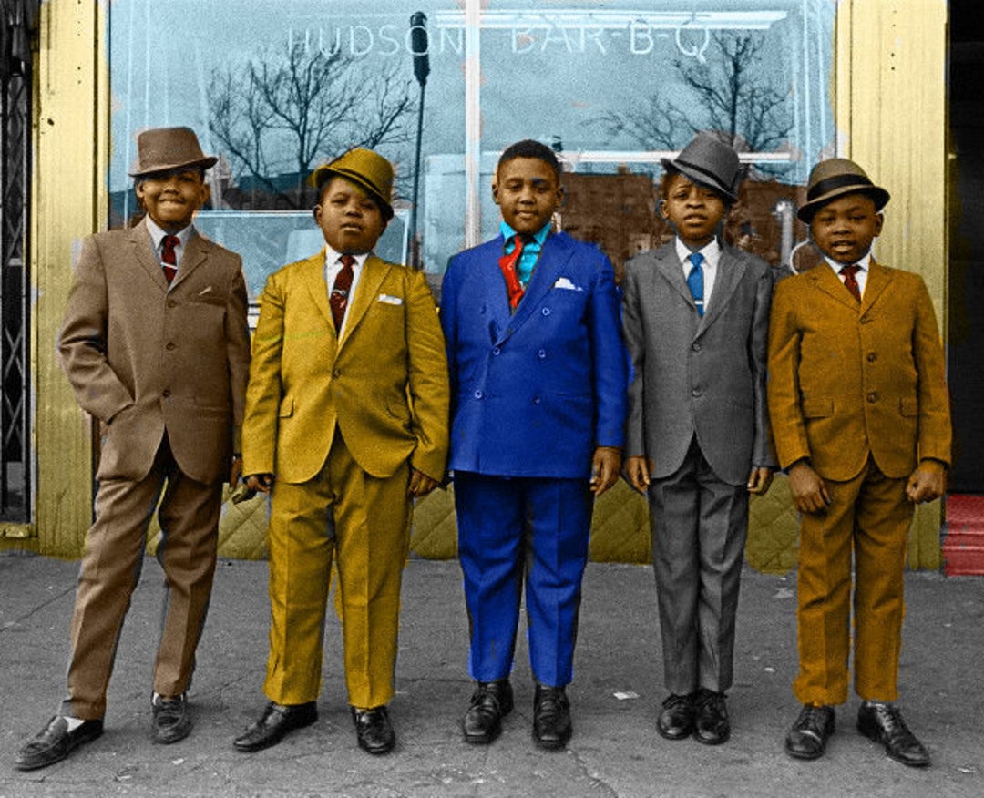 1941年 - 日曜日の晴れ着を着こなす5人の少年たち 8 x 10の写真