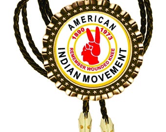 Arte del Movimiento Indio Americano Bolo Tie Foto artística. Todo de latón Indios nativos