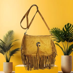 Clutch Handtasche Leder Geldbörse mit einem Messing Concho in der Mitte und Flecken darüber. Die Tasche hat einen Reißverschluss oben und eine Reißverschlusstasche innen.