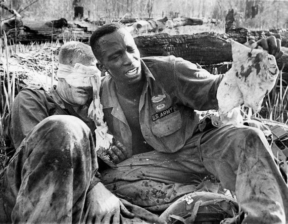 歴史的写真アートベトナム戦争 メディック・チョウ・ポン 1966年 8 x