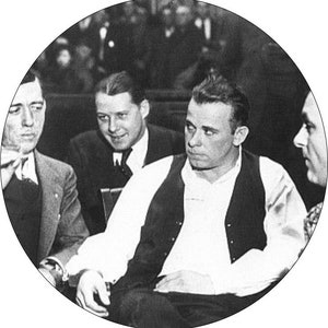 Puede incluir: Fotografía en blanco y negro de cuatro hombres. El hombre central, con camisa blanca y chaleco oscuro, parece ser el foco. La imagen es un retrato vintage, posiblemente histórico.