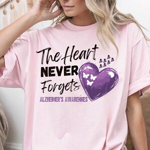 Camiseta "El Corazón Nunca Olvida", camiseta de concienciación sobre el Alzheimer, camiseta sobre la demencia, sudadera con lazo morado