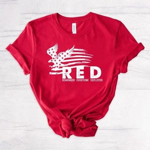 Am Freitag tragen wir ein rotes Hemd, ein USA veteran T-Shirt und ein Sweatshirt mit amerikanischer Flagge