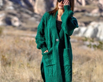 Emerald Elegance: Organic Merino Wool Cable Knit Cardigan in Rich Green – Slouchy Fit, One-Button Closure, Sustainable Fashion