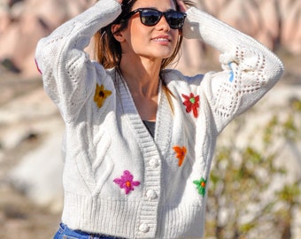 Handstickad ullkofta: Vit V-ringad med broderade blommor