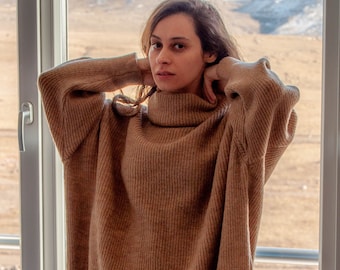 Resta accogliente con stile: il maglione a tunica a collo alto in cashmere biologico, lana e modal