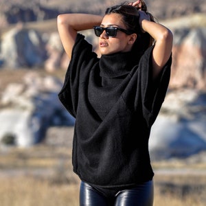 Suéter tipo kimono de lana merino tejido a mano: cuello alto negro holgado