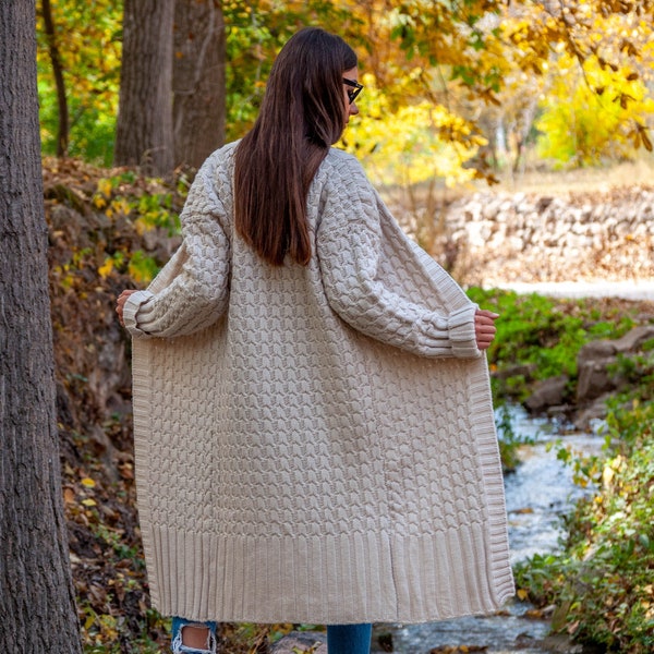 Cardigan long bio en laine tricotée / Cardigan long beige surdimensionné