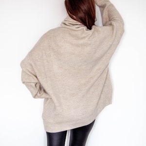 Beżowy, luźny sweter oversize z golfem z wełny alpaki / Kremowy, organiczny sweter oversize z długim rękawem zdjęcie 4