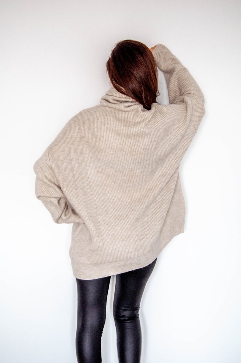 Beżowy, luźny sweter oversize z golfem z wełny alpaki / Kremowy, organiczny sweter oversize z długim rękawem zdjęcie 4