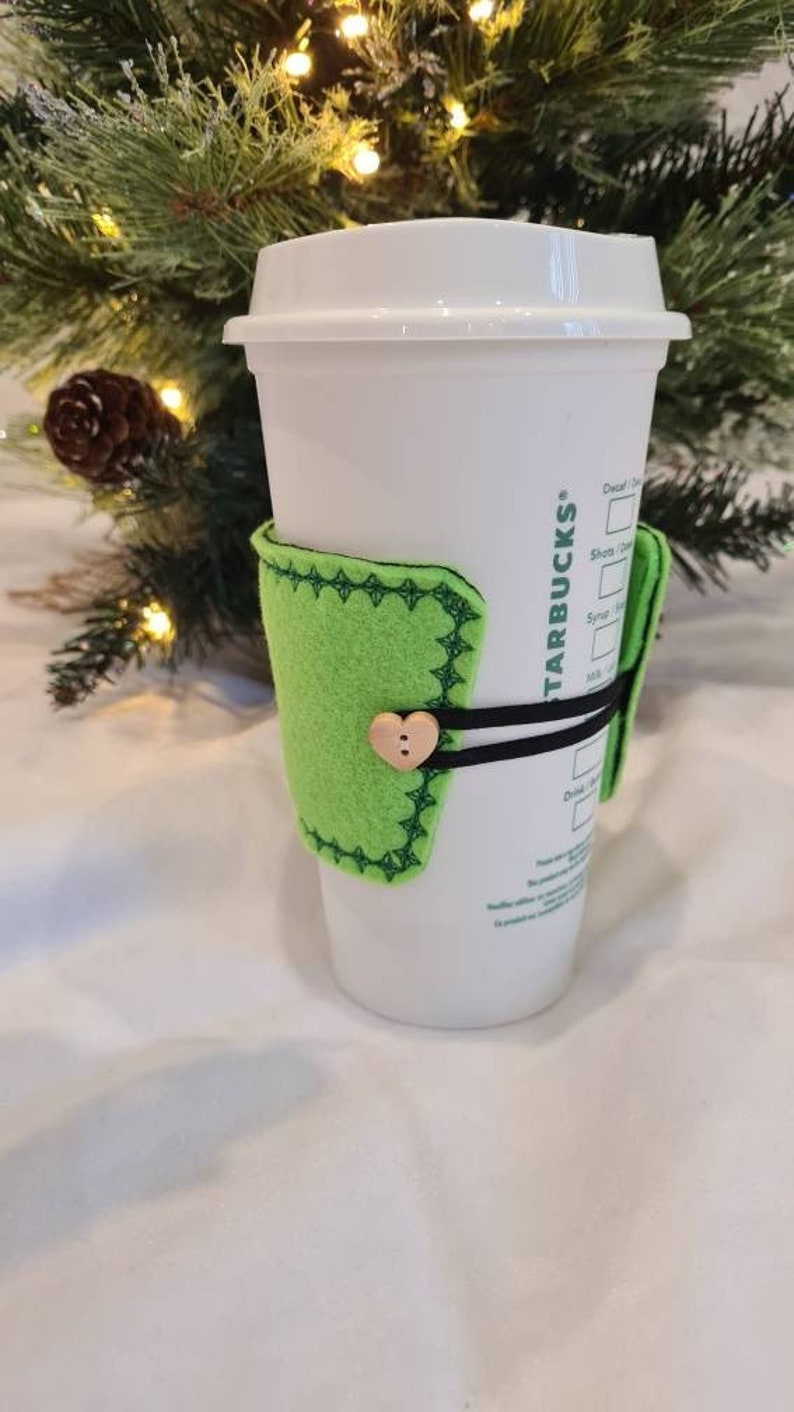 Digitale downloadset van 10 herbruikbare kerstmokverpakkingen in de borduurring machineborduurontwerp in meerdere formaten snel vilten warme koffiekop afbeelding 7