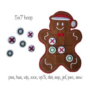 Op de afbeelding: Een gingerbread man-vormig viltbord met een tic-tac-toe spel. Het bord heeft een rode strik en een kerstmanmuts. Er zijn negen cirkels op het bord, met drie X'en en drie O's. Er zijn ook zes aparte viltcirkels met X'en en O's erop. De tekst "5x7 hoop" staat boven het bord. De tekst "pes, hus, vip, xxx, vp3, dst, exp, jef, pec, sew" staat onder het bord.