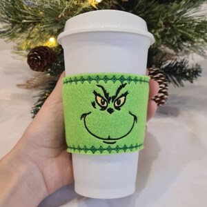 Digitale downloadset van 10 herbruikbare kerstmokverpakkingen in de borduurring machineborduurontwerp in meerdere formaten snel vilten warme koffiekop afbeelding 6