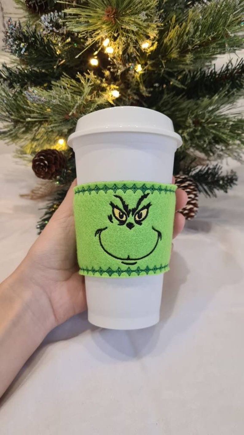 Digitale downloadset van 10 herbruikbare kerstmokverpakkingen in de borduurring machineborduurontwerp in meerdere formaten snel vilten warme koffiekop afbeelding 6