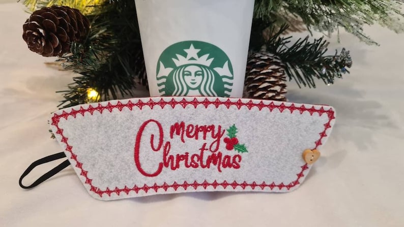 Digitale downloadset van 10 herbruikbare kerstmokverpakkingen in de borduurring machineborduurontwerp in meerdere formaten snel vilten warme koffiekop afbeelding 9