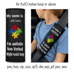 Peut inclure: Une housse de ceinture de sécurité en similicuir noir avec une icône de pièce de puzzle multicolore brodée et le texte blanc : My name is, add name, I'm autistic, Non Verbal, Might resist help. Conçu pour un cadre de 15,24x25,4 cm ou plus.