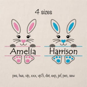 Könnte beinhalten: Zwei Maschinenstickmuster von Hasen mit langen Ohren, Schnurrhaaren und Pfoten. Der linke Hase hat rosa Akzente und den Namen Amelia. Der rechte Hase hat blaue Akzente und den Namen Harrison. Der Text enthält 4 Größen und Dateiformate.