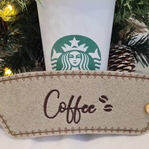 Digitale downloadset van 10 herbruikbare kerstmokverpakkingen in de borduurring machineborduurontwerp in meerdere formaten snel vilten warme koffiekop afbeelding 8