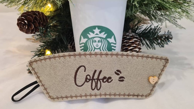Digitale downloadset van 10 herbruikbare kerstmokverpakkingen in de borduurring machineborduurontwerp in meerdere formaten snel vilten warme koffiekop afbeelding 8