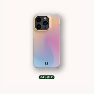 Puede incluir: Una funda de teléfono con un diseño degradado en tonos melocotón, rosa, azul y morado. La funda tiene un recorte para la cámara y la letra "U" en la parte inferior. La palabra "CASULO" está impresa en un rectángulo verde.
