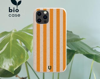 Peut inclure: Une coque de téléphone rectangulaire avec un motif à rayures verticales alternant des tons orange et blanc cassé, présentant une texture mouchetée. La coque comporte une découpe pour un triple objectif et un petit logo vert foncé en bas.
