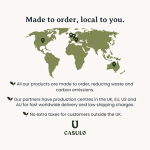 Może przedstawiać: Zielona mapa świata z pinezkami oznaczającymi lokalizacje w Ameryce P&oacute;łnocnej, Europie i Australii. Tekst "Made to order, local to you." znajduje się u g&oacute;ry obrazu. Tekst "All our products are made to order, reducing waste and carbon emissions." znajduje się pod mapą. Tekst "Our partners have production centres in the UK, EU, US and AU for fast worldwide delivery and low shipping charges." znajduje się pod pierwszym tekstem. Tekst "No extra taxes for customers outside the UK." znajduje się pod drugim tekstem. Tekst "U CASULO" znajduje się na dole obrazu.