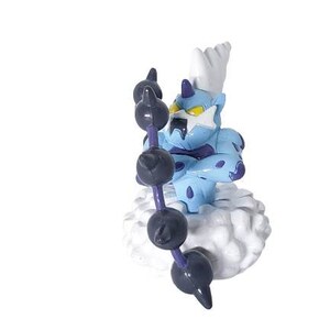 Peut inclure: Une figurine bleue et blanche d'une créature mythique avec une corne, tenant une chaîne de perles noires et violettes. La créature est assise sur un nuage blanc.