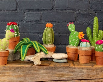 cactus / felt cactus / cactus decor / Cactus centerpiece / succulent decor / potted cactus