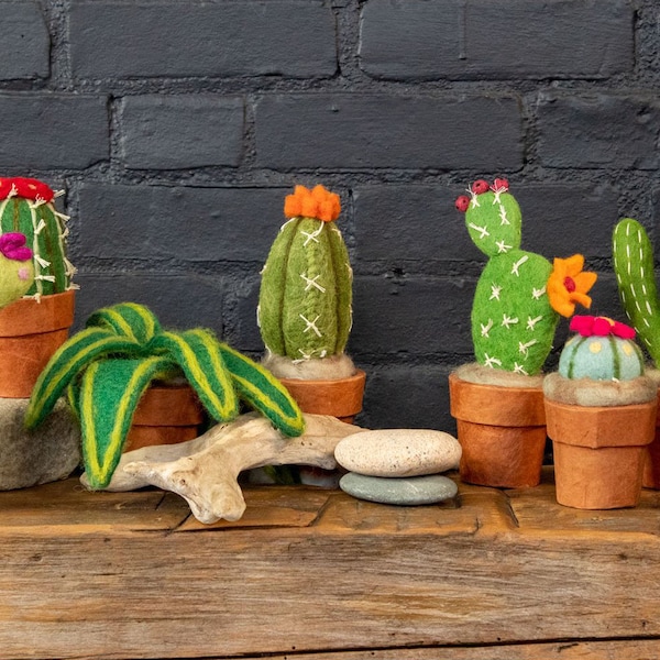 cactus / felt cactus / cactus decor / Cactus centerpiece / succulent decor / potted cactus