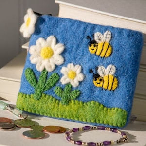 Bumble bee Coin Purse/Zippered Pouch/Kids Bag/Coin Pouch/money purse/change purse/felt bag/felt pouch/small wallet/credit card/wool bag