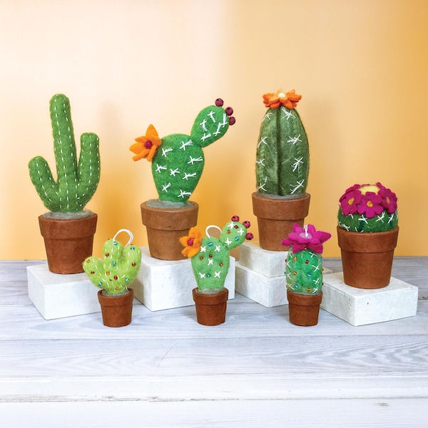 cactus / felt cactus / cactus decor / Cactus centerpiece / succulent decor / potted cactus