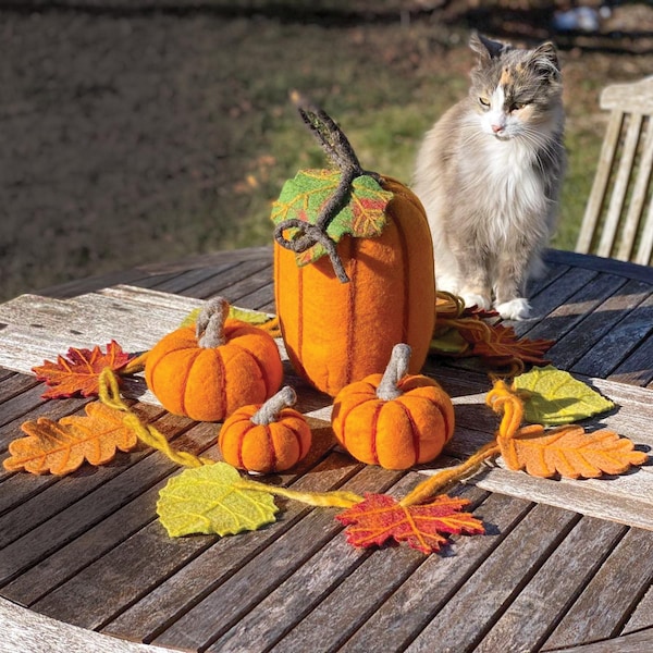 Calabazas de fieltro para decorar el otoño - Decoraciones para Acción de Gracias y Halloween / calabazas de fieltro de comercio justo / huerto de calabazas / calabaza hecha a mano