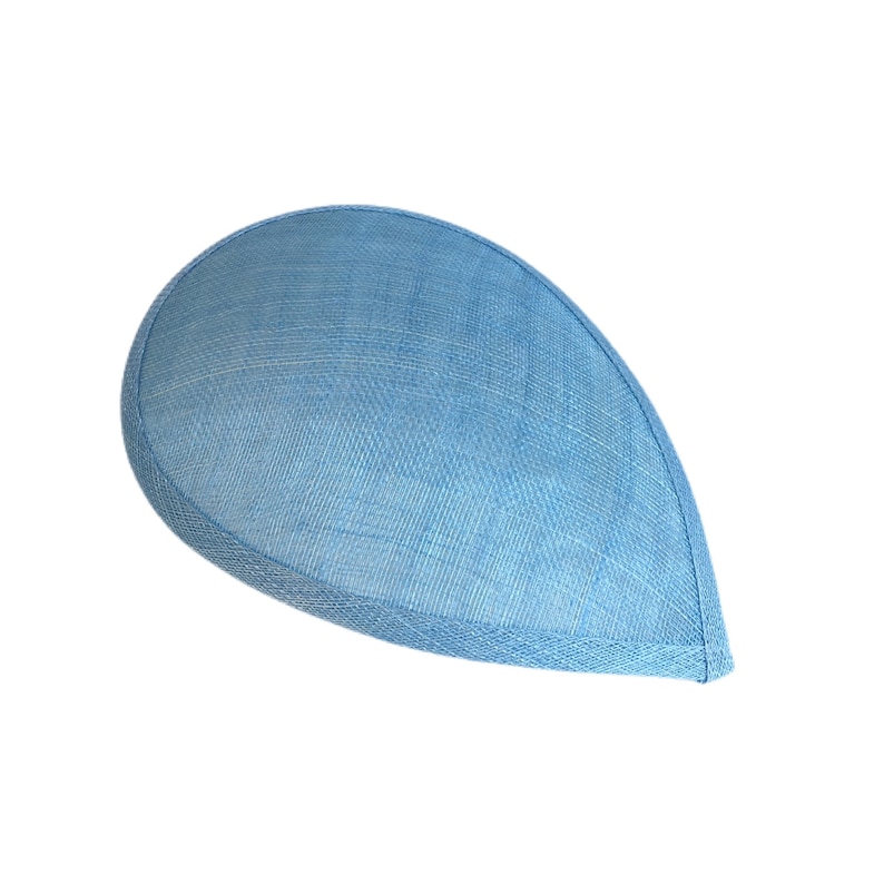 Puede incluir: Un sombrero azul claro en forma de l&aacute;grima hecho de tejido tejido.