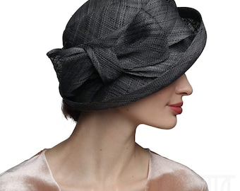 Elegante clochehoed van raffiastof met strik, hoofddeksels Kentucky Derby Tea Party