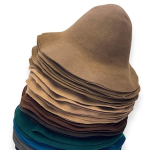 Conjunto de cuerpos de sombreros capelán de fieltro de lana grueso para sombrerería.