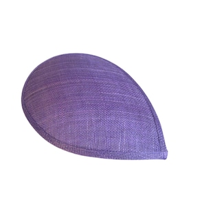 Puede incluir: Un sombrero de color morado en forma de l&aacute;grima hecho de paja tejida.