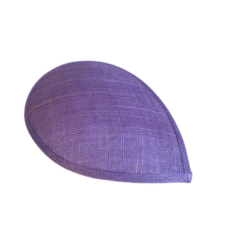 Puede incluir: Un sombrero de color morado en forma de l&aacute;grima hecho de paja tejida.