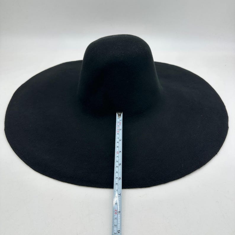 200 g Black felt capelines hat bodies a wide brim and a tall