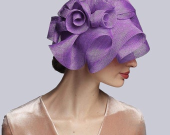 Precioso sombrero cloche con flores Derby para boda