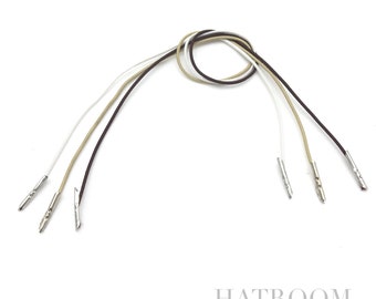 Puede incluir: Tres cordones con puntas metálicas, uno blanco, uno beige y uno marrón.