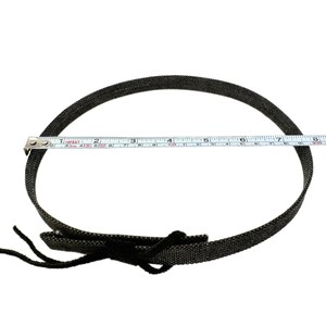 K&ouml;nnte beinhalten: Ein verstellbarer schwarzer Gurt mit einem Ma&szlig;band, das eine L&auml;nge von 17,8 cm anzeigt. Der Gurt hat an einem Ende eine schwarze Stoffschlaufe und am anderen Ende eine schwarze Stoffbinde.
