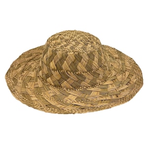 May include: A woven straw hat with a wide brim and a rounded crown. The hat is made of natural-coloured straw and has a textured appearance. The brim measures approximately 38 cm in diameter.