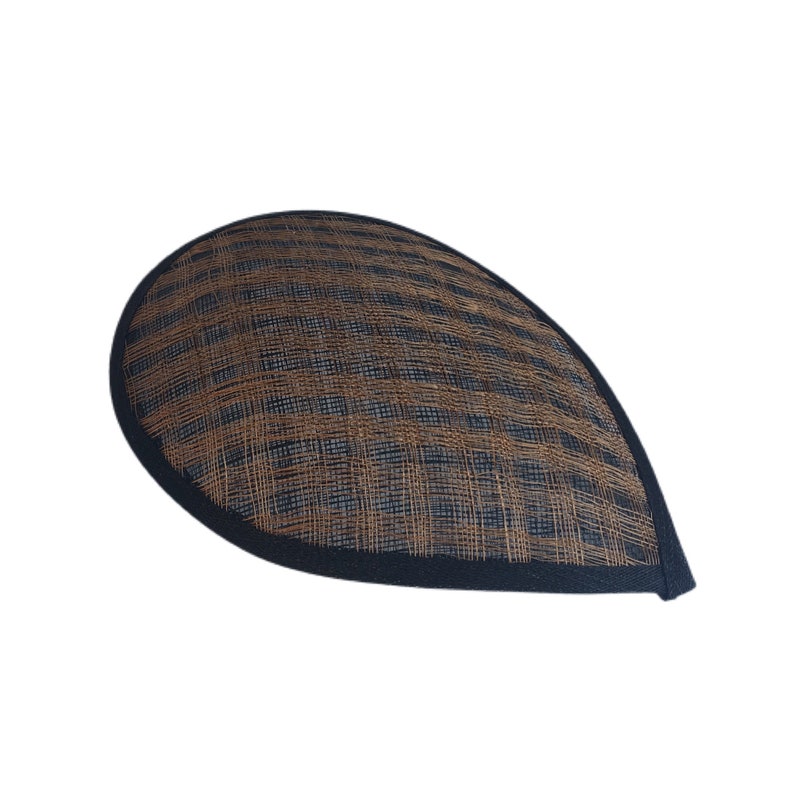 Puede incluir: Un sombrero tejido marr&oacute;n y negro con forma de l&aacute;grima.